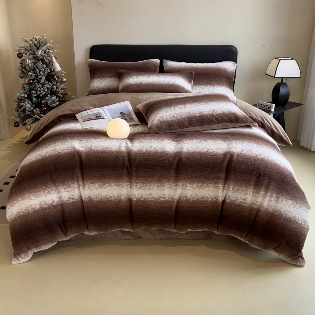 91家纺网 家纺一手货源 找家纺 印季家纺 2025新款轻奢简约羊呢绒亲肤保暖四件套 棕色大条纹
