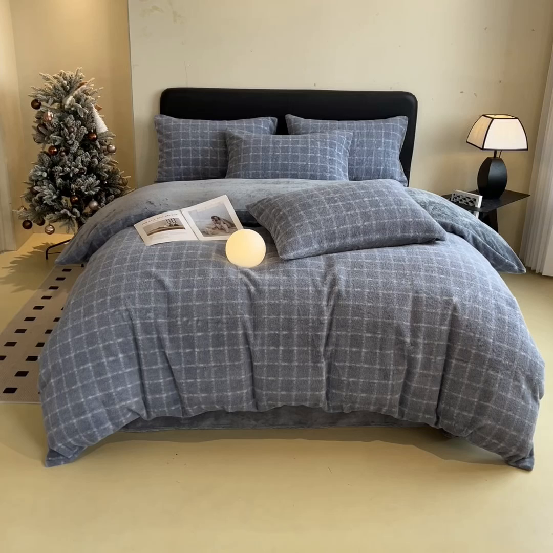 91家纺网 家纺一手货源 找家纺 印季家纺 2025新款轻奢简约羊呢绒亲肤保暖四件套 小香蓝灰格