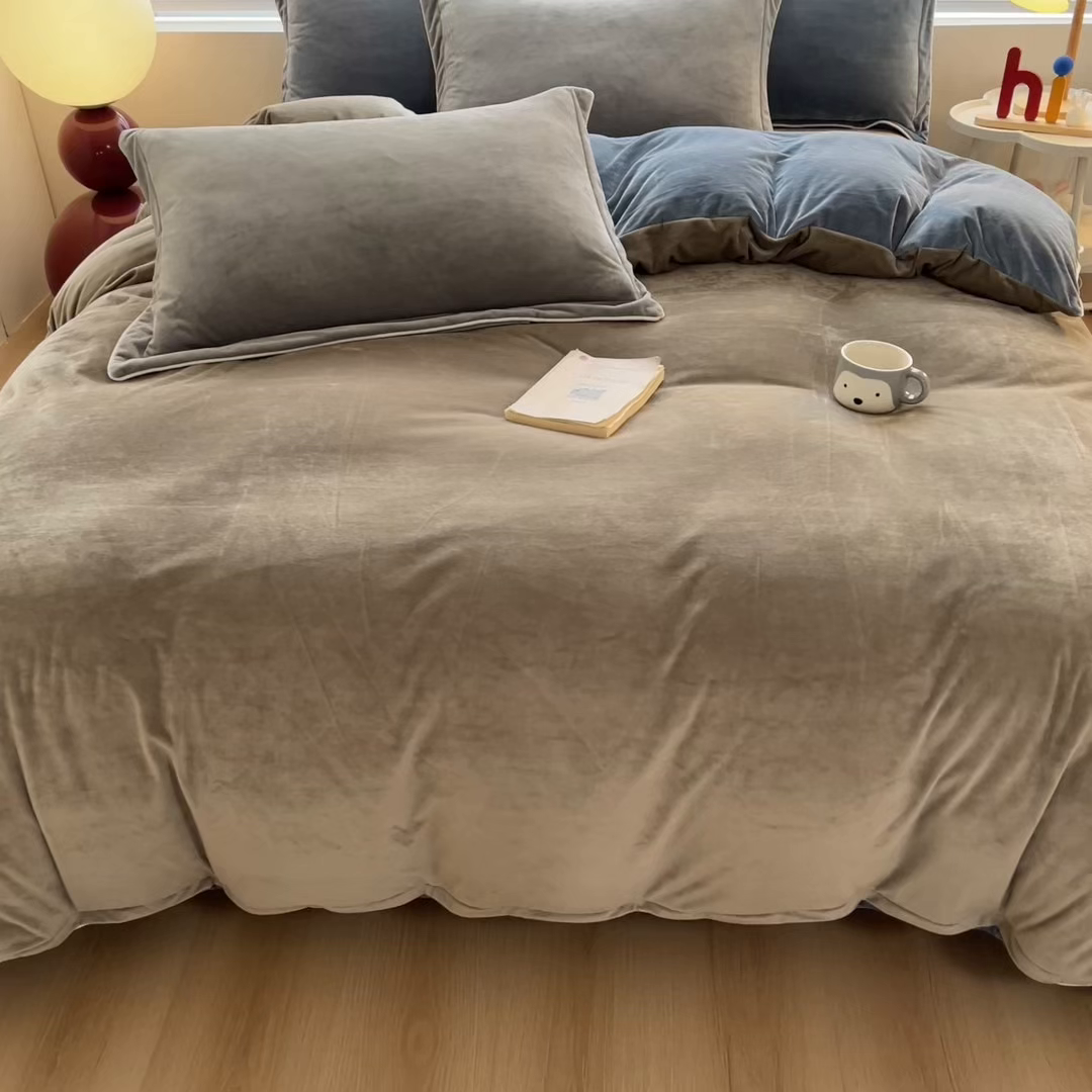 91家纺网 家纺一手货源 找家纺 润肤居 2025新款加厚婴儿绒牛奶绒四件套9斤工艺款宝宝绒 灰咖+蓝色