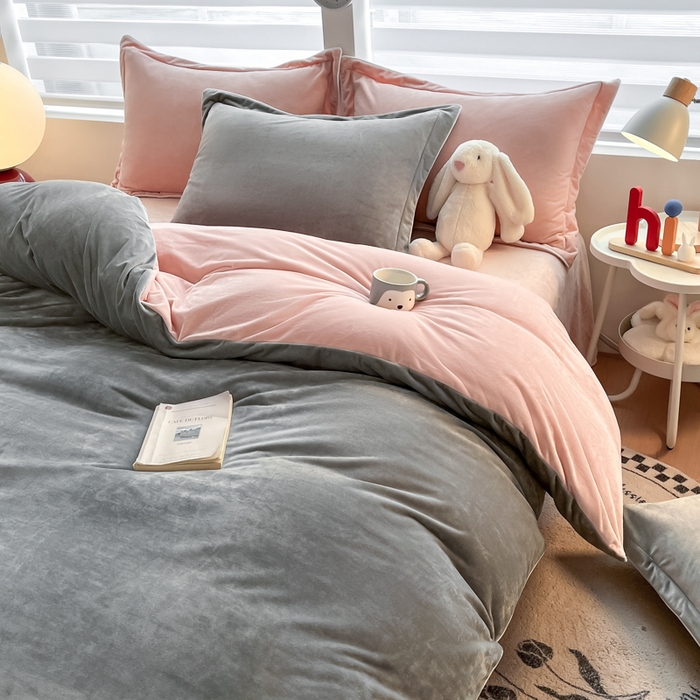 91家纺网 家纺一手货源 找家纺 润肤居 2025新款加厚婴儿绒牛奶绒四件套9斤工艺款宝宝绒 灰色+皮粉