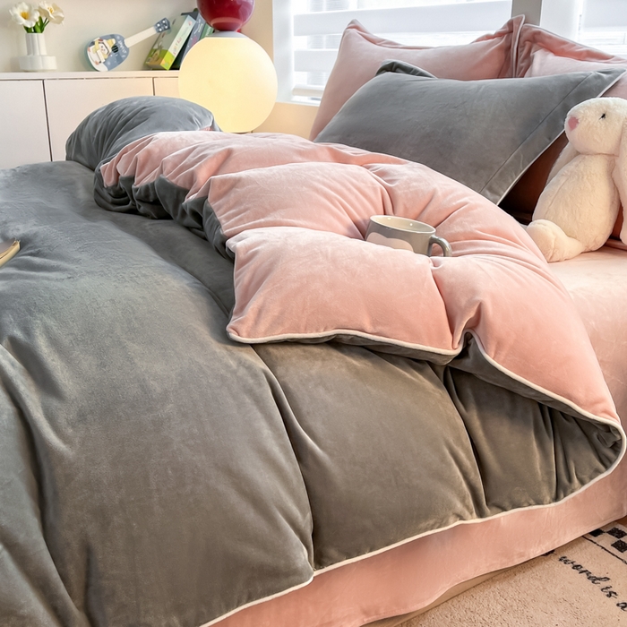 91家纺网 家纺一手货源 找家纺 润肤居 2025新款加厚婴儿绒牛奶绒四件套9斤工艺款宝宝绒 灰色+皮粉