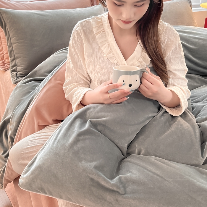 91家纺网 家纺一手货源 找家纺 润肤居 2025新款加厚婴儿绒牛奶绒四件套9斤工艺款宝宝绒 灰色+皮粉