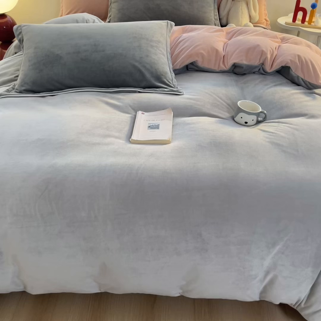 91家纺网 家纺一手货源 找家纺 润肤居 2025新款加厚婴儿绒牛奶绒四件套9斤工艺款宝宝绒 灰色+皮粉