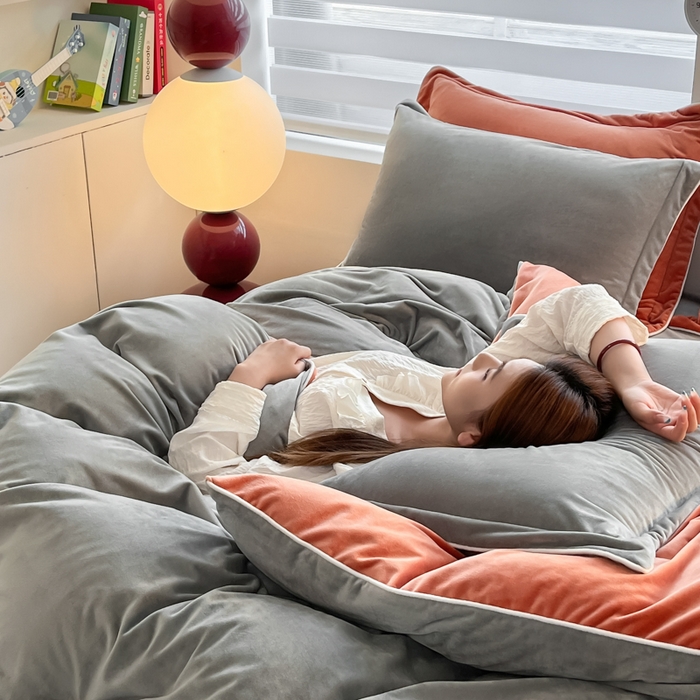 91家纺网 家纺一手货源 找家纺 润肤居 2025新款加厚婴儿绒牛奶绒四件套9斤工艺款宝宝绒 灰色+砖红