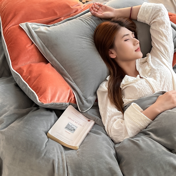 91家纺网 家纺一手货源 找家纺 润肤居 2025新款加厚婴儿绒牛奶绒四件套9斤工艺款宝宝绒 灰色+砖红