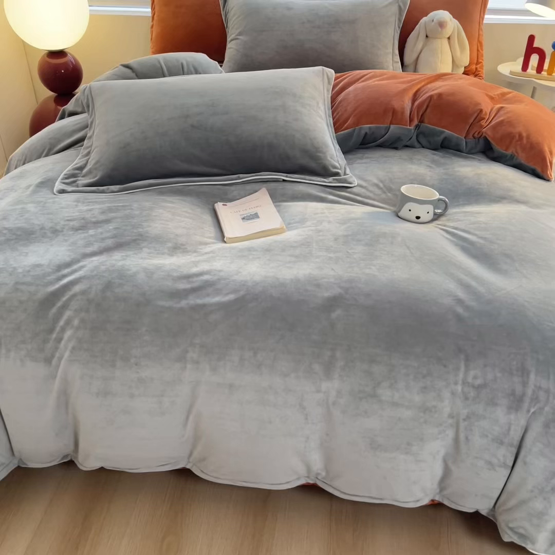 91家纺网 家纺一手货源 找家纺 润肤居 2025新款加厚婴儿绒牛奶绒四件套9斤工艺款宝宝绒 灰色+砖红