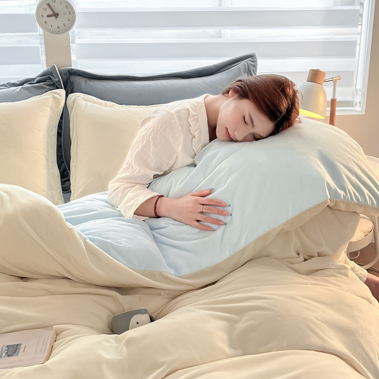 91家纺网 家纺一手货源 找家纺 润肤居 2025新款加厚婴儿绒牛奶绒四件套9斤工艺款宝宝绒 米白+浅蓝