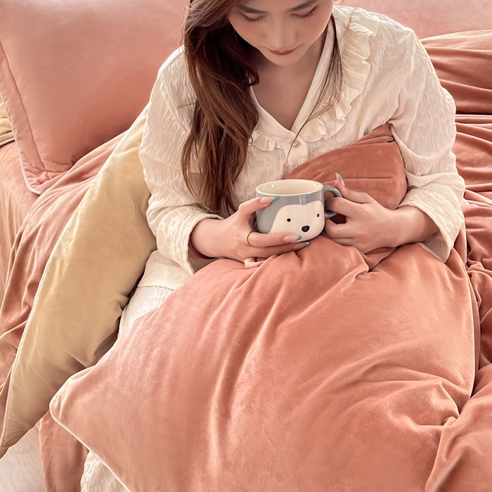 91家纺网 家纺一手货源 找家纺 润肤居 2025新款加厚婴儿绒牛奶绒四件套9斤工艺款宝宝绒 奶油橘+米驼