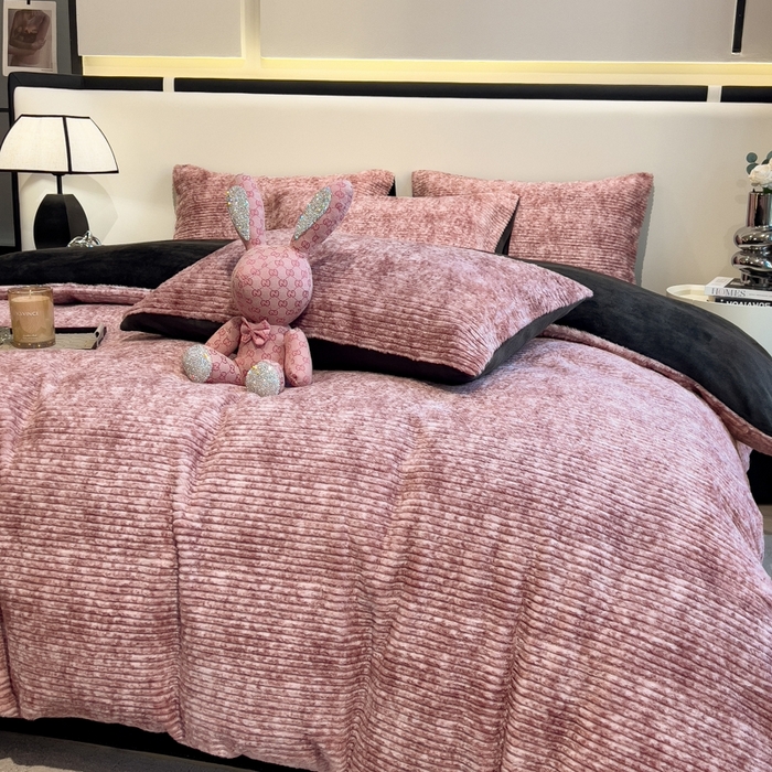 91家纺网 家纺一手货源 找家纺 印季家纺 2025新款针织兔毛条纹四件套 酒红-深灰