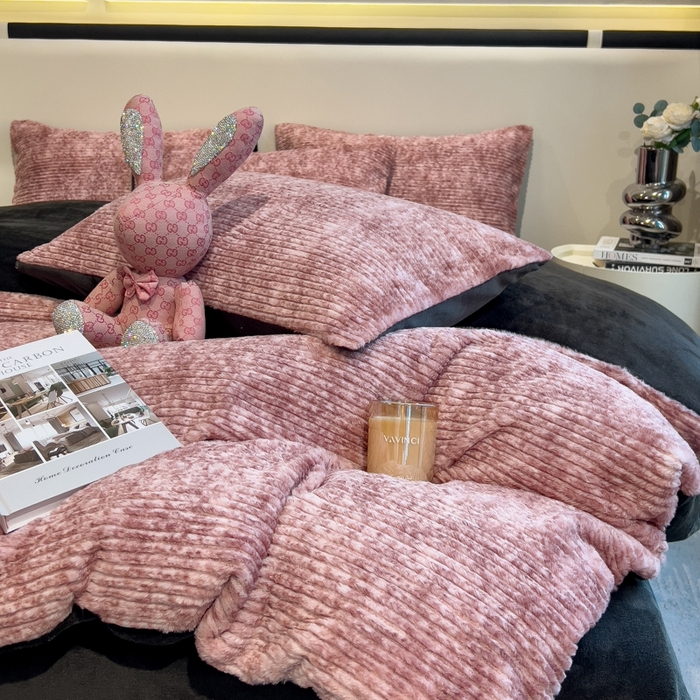 91家纺网 家纺一手货源 找家纺 印季家纺 2025新款针织兔毛条纹四件套 酒红-深灰