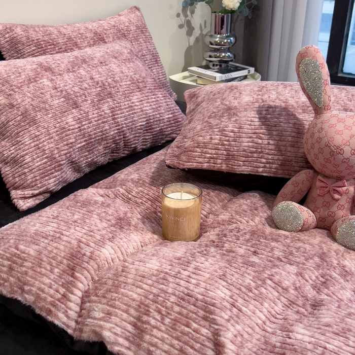 91家纺网 家纺一手货源 找家纺 印季家纺 2025新款针织兔毛条纹四件套 酒红-深灰