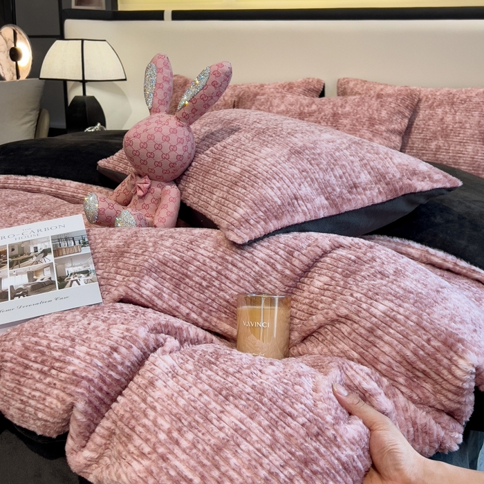 91家纺网 家纺一手货源 找家纺 印季家纺 2025新款针织兔毛条纹四件套 酒红-深灰