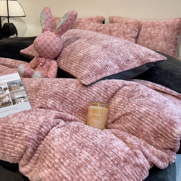 91家纺网 家纺一手货源 找家纺 印季家纺 2025新款针织兔毛条纹四件套 酒红-深灰