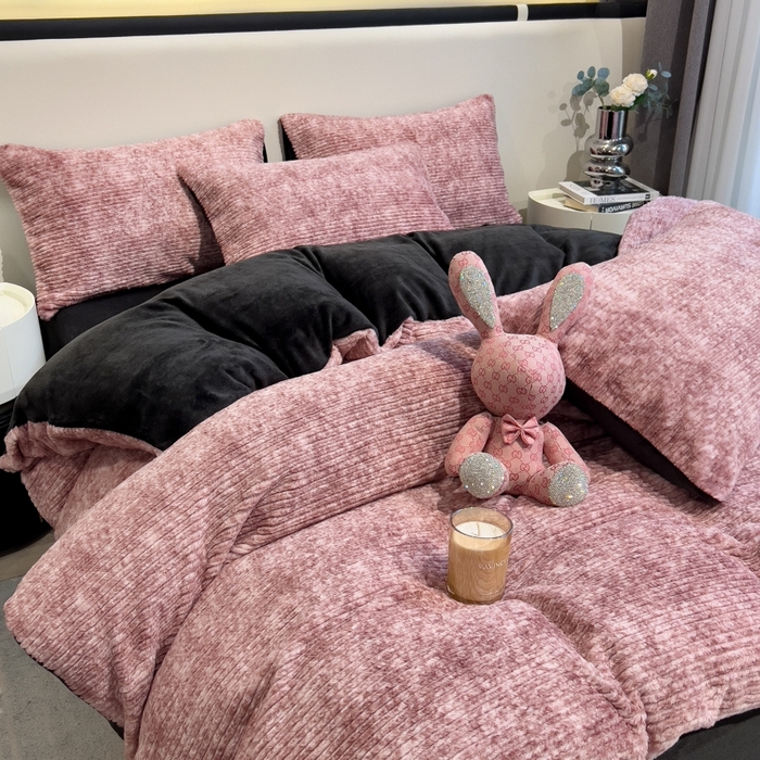 91家纺网 家纺一手货源 找家纺 印季家纺 2025新款针织兔毛条纹四件套 酒红-深灰