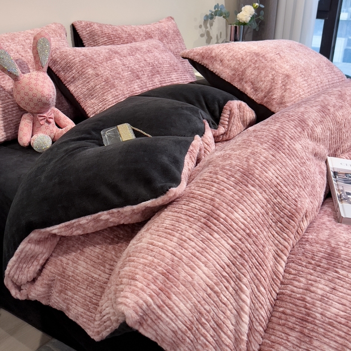 91家纺网 家纺一手货源 找家纺 印季家纺 2025新款针织兔毛条纹四件套 酒红-深灰