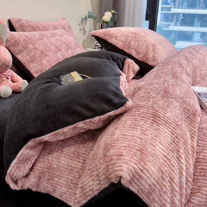 91家纺网 家纺一手货源 找家纺 印季家纺 2025新款针织兔毛条纹四件套 酒红-深灰