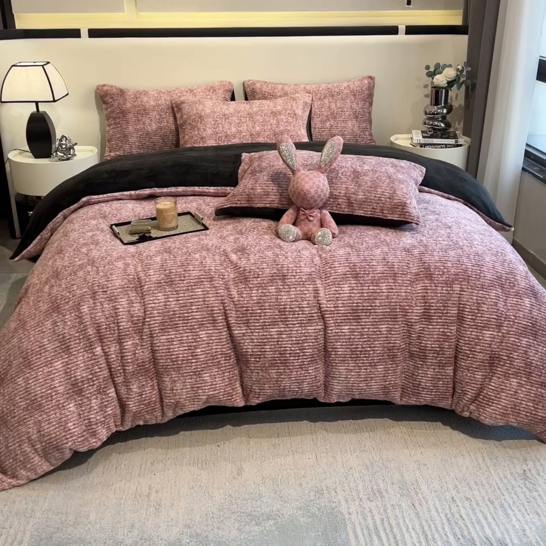 91家纺网 家纺一手货源 找家纺 印季家纺 2025新款针织兔毛条纹四件套 酒红-深灰