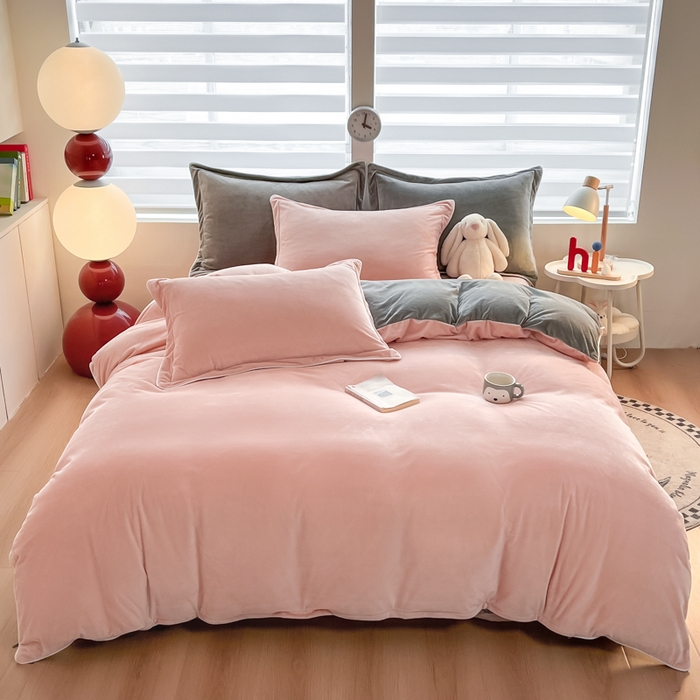 91家纺网 家纺一手货源 找家纺 润肤居 2025新款加厚婴儿绒牛奶绒四件套9斤工艺款宝宝绒 皮粉+灰色