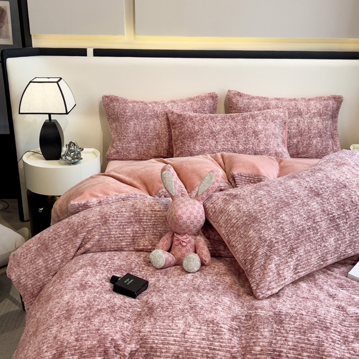 91家纺网 家纺一手货源 找家纺 印季家纺 2025新款针织兔毛条纹四件套 酒红-豆沙