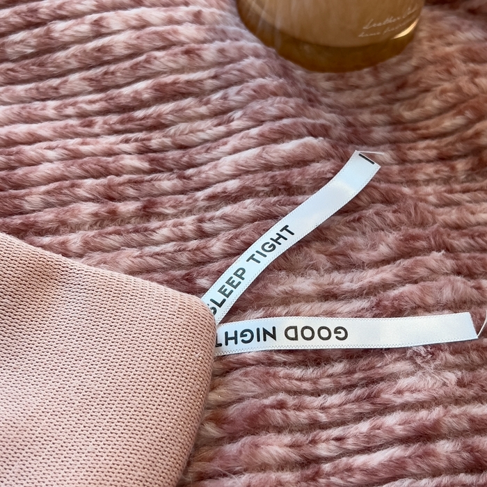 91家纺网 家纺一手货源 找家纺 印季家纺 2025新款针织兔毛条纹四件套 酒红-豆沙