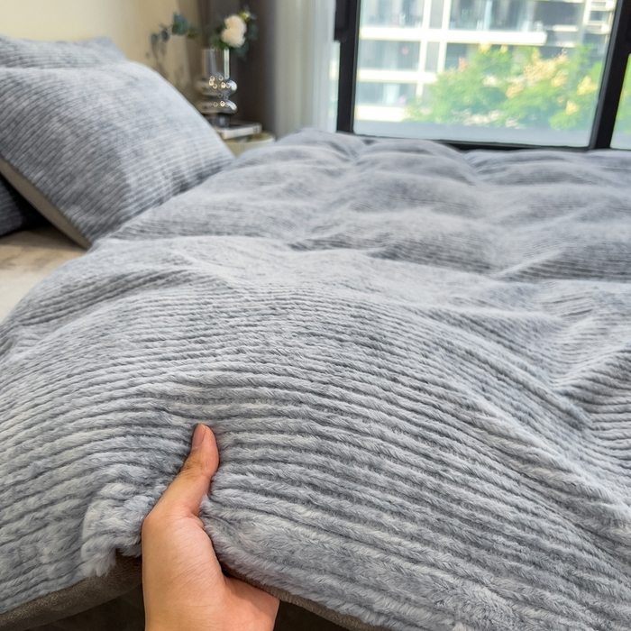 91家纺网 家纺一手货源 找家纺 印季家纺 2025新款针织兔毛条纹四件套 蓝灰-马丁灰