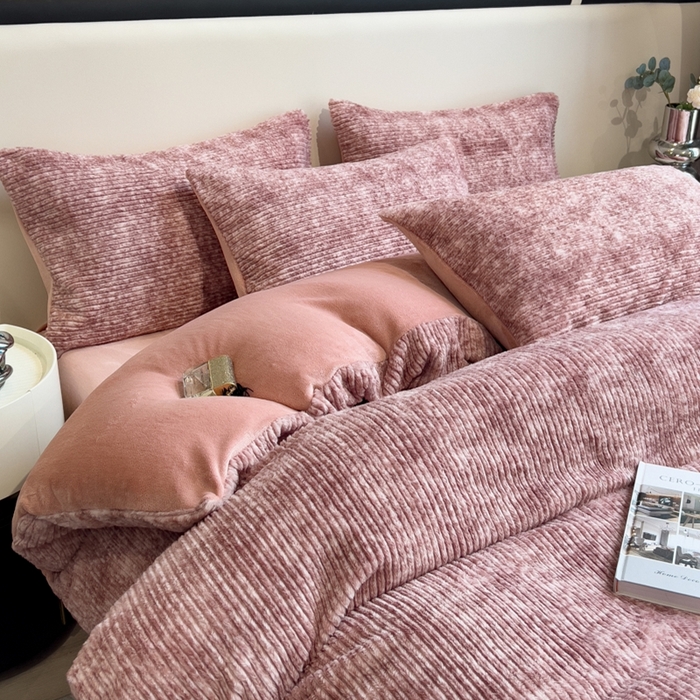 91家纺网 家纺一手货源 找家纺 印季家纺 2025新款针织兔毛条纹四件套 酒红-豆沙