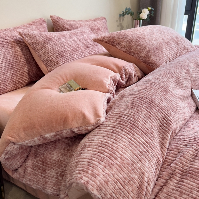 91家纺网 家纺一手货源 找家纺 印季家纺 2025新款针织兔毛条纹四件套 酒红-豆沙