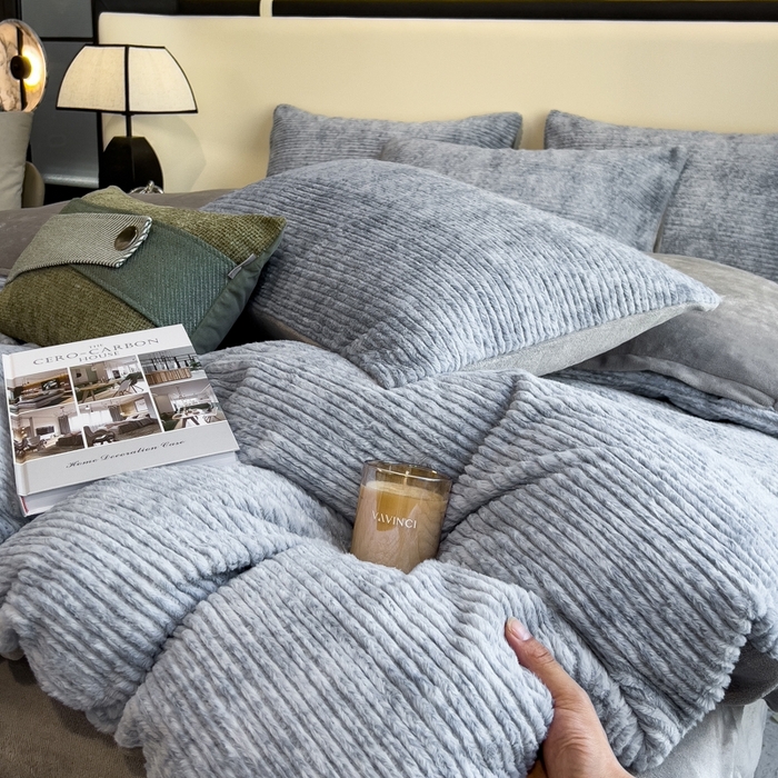 91家纺网 家纺一手货源 找家纺 印季家纺 2025新款针织兔毛条纹四件套 蓝灰-马丁灰