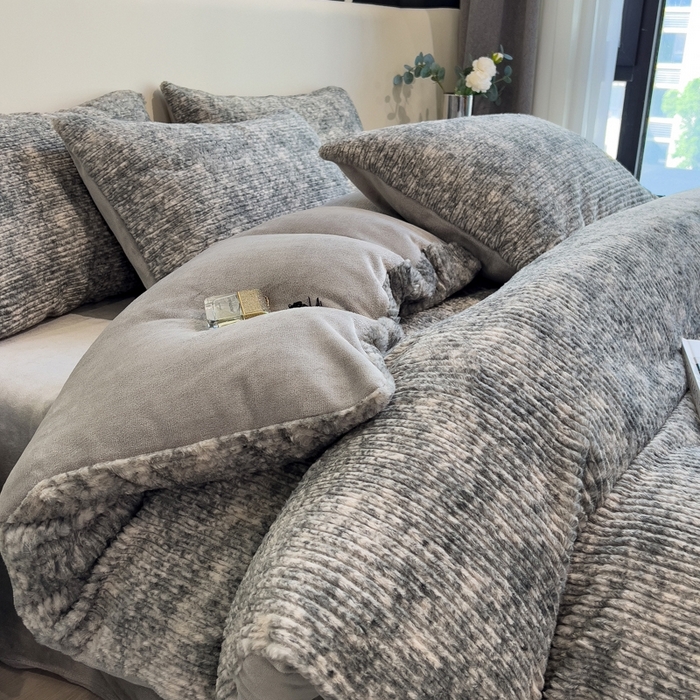 91家纺网 家纺一手货源 找家纺 印季家纺 2025新款针织兔毛条纹四件套 浅灰-马丁灰