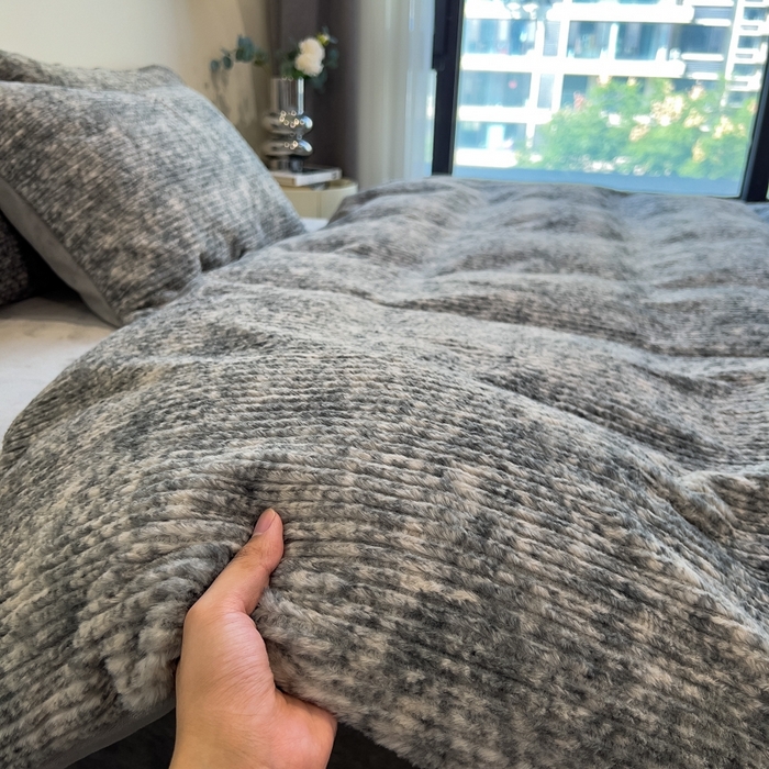 91家纺网 家纺一手货源 找家纺 印季家纺 2025新款针织兔毛条纹四件套 浅灰-马丁灰