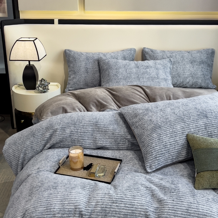 91家纺网 家纺一手货源 找家纺 印季家纺 2025新款针织兔毛条纹四件套 蓝灰-马丁灰