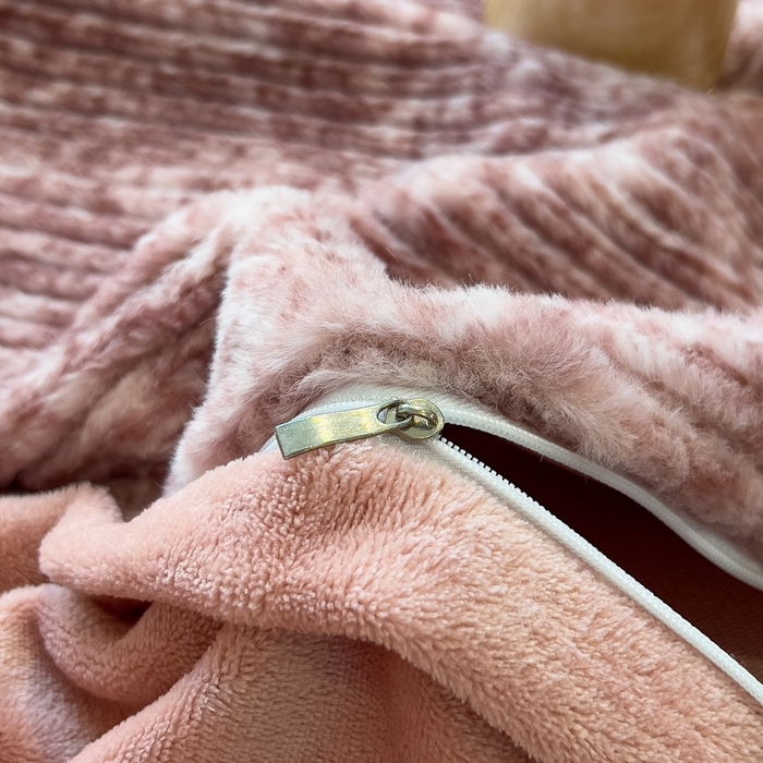 91家纺网 家纺一手货源 找家纺 印季家纺 2025新款针织兔毛条纹四件套 酒红-豆沙