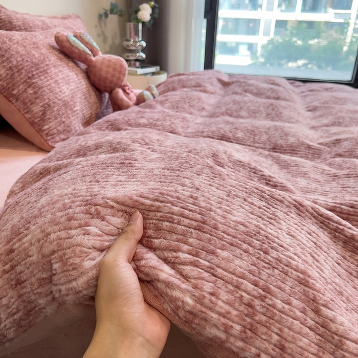 91家纺网 家纺一手货源 找家纺 印季家纺 2025新款针织兔毛条纹四件套 酒红-豆沙