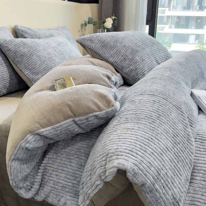 91家纺网 家纺一手货源 找家纺 印季家纺 2025新款针织兔毛条纹四件套 蓝灰-马丁灰