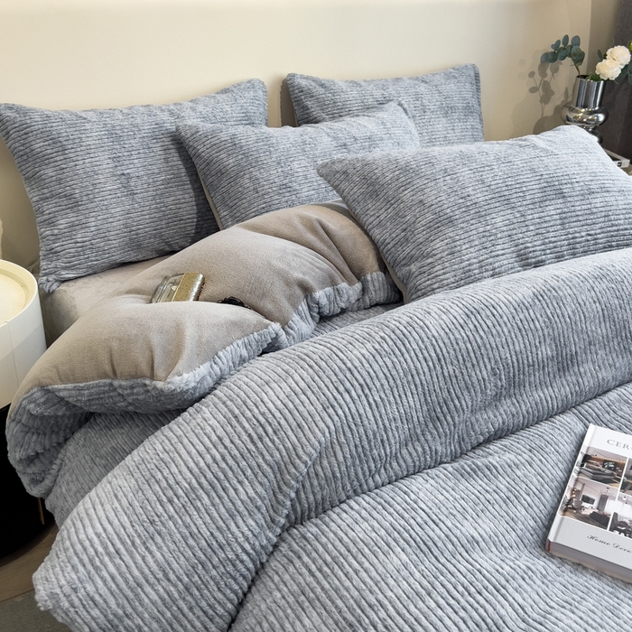 91家纺网 家纺一手货源 找家纺 印季家纺 2025新款针织兔毛条纹四件套 蓝灰-马丁灰