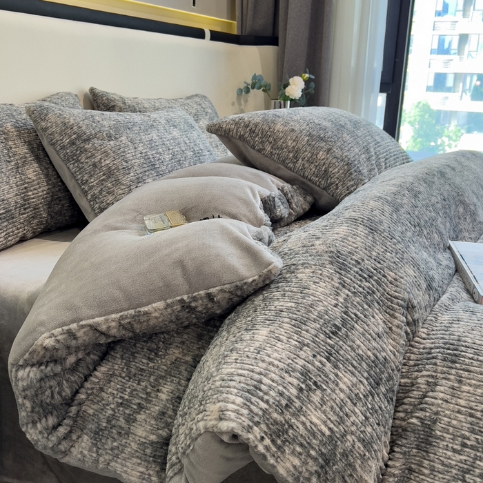 91家纺网 家纺一手货源 找家纺 印季家纺 2025新款针织兔毛条纹四件套 浅灰-马丁灰