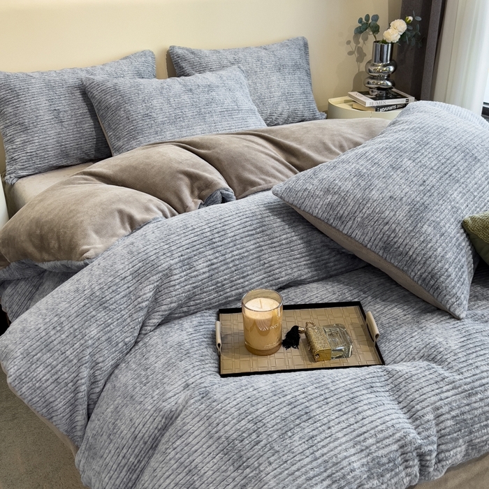 91家纺网 家纺一手货源 找家纺 印季家纺 2025新款针织兔毛条纹四件套 蓝灰-马丁灰