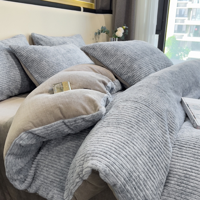 91家纺网 家纺一手货源 找家纺 印季家纺 2025新款针织兔毛条纹四件套 蓝灰-马丁灰