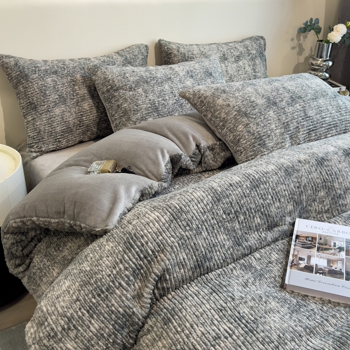 91家纺网 家纺一手货源 找家纺 印季家纺 2025新款针织兔毛条纹四件套 浅灰-马丁灰