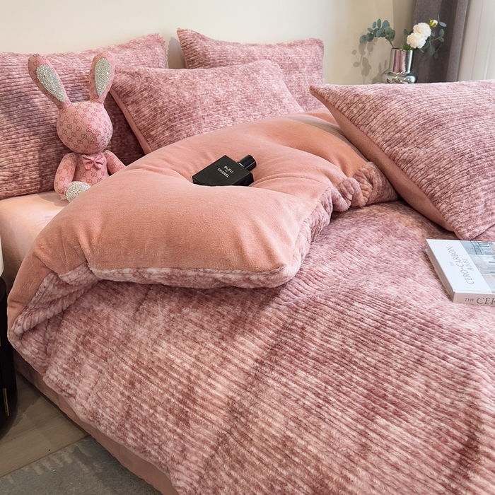 91家纺网 家纺一手货源 找家纺 印季家纺 2025新款针织兔毛条纹四件套 酒红-豆沙