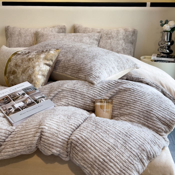 91家纺网 家纺一手货源 找家纺 印季家纺 2025新款针织兔毛条纹四件套 奶咖-浅驼