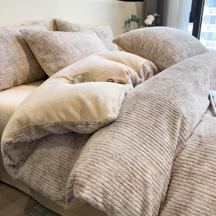 91家纺网 家纺一手货源 找家纺 印季家纺 2025新款针织兔毛条纹四件套 奶咖-浅驼