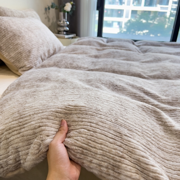 91家纺网 家纺一手货源 找家纺 印季家纺 2025新款针织兔毛条纹四件套 奶咖-浅驼