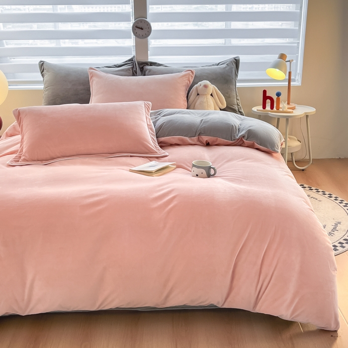 91家纺网 家纺一手货源 找家纺 润肤居 2025新款加厚婴儿绒牛奶绒四件套9斤工艺款宝宝绒 皮粉+浅灰