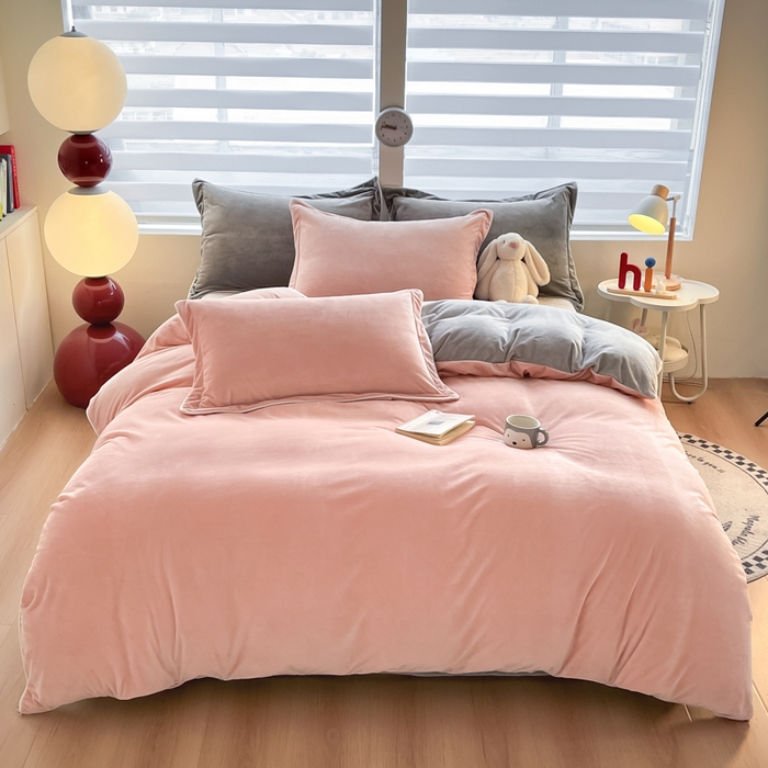 91家纺网 家纺一手货源 找家纺 润肤居 2025新款加厚婴儿绒牛奶绒四件套9斤工艺款宝宝绒 皮粉+浅灰