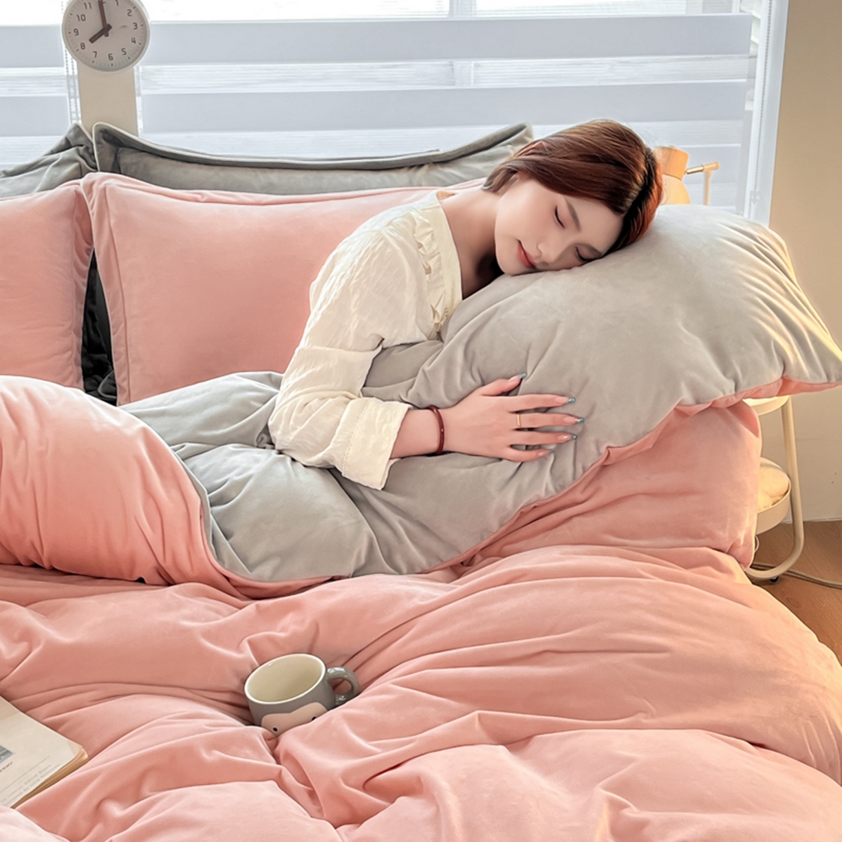 91家纺网 家纺一手货源 找家纺 润肤居 2025新款加厚婴儿绒牛奶绒四件套9斤工艺款宝宝绒 皮粉+浅灰