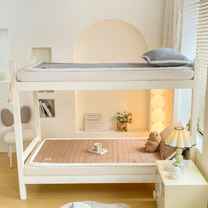 91家纺网 家纺一手货源 找家纺 （总）梦初语 2025新款纯色牛奶绒贴布绣床垫褥冬季加绒加厚防滑学生宿舍 -直播爆款（面料175克-夹棉200克-底布80克防滑滴塑布）