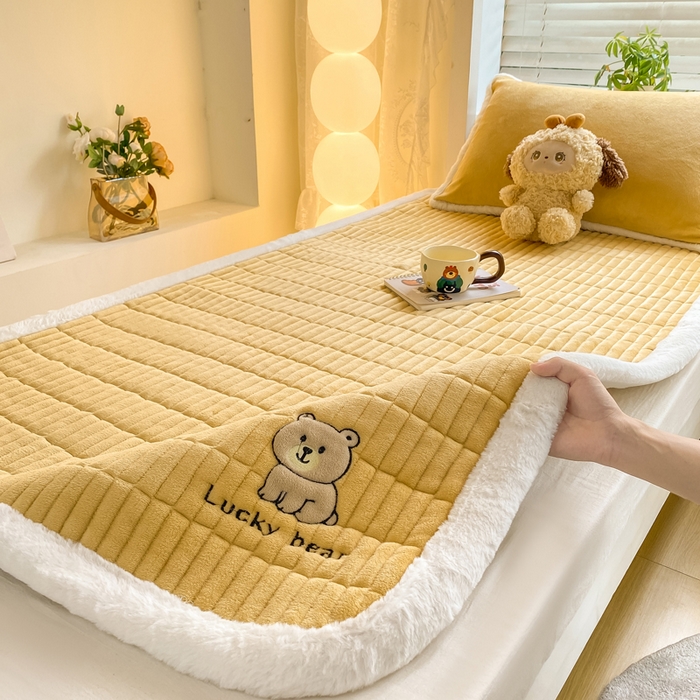 91家纺网 家纺一手货源 找家纺 （总）梦初语 2025新款纯色牛奶绒贴布绣床垫褥冬季加绒加厚防滑学生宿舍 -直播爆款（面料175克-夹棉200克-底布80克防滑滴塑布）