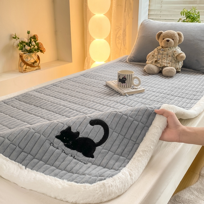 91家纺网 家纺一手货源 找家纺 （总）梦初语 2025新款纯色牛奶绒贴布绣床垫褥冬季加绒加厚防滑学生宿舍 -直播爆款（面料175克-夹棉200克-底布80克防滑滴塑布）