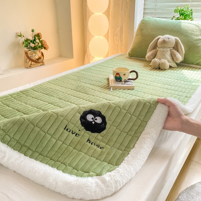 91家纺网 家纺一手货源 找家纺 （总）梦初语 2025新款纯色牛奶绒贴布绣床垫褥冬季加绒加厚防滑学生宿舍 -直播爆款（面料175克-夹棉200克-底布80克防滑滴塑布）